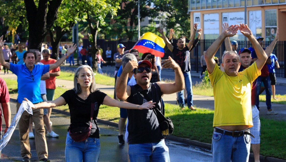 Ciudadanos venezolanos manifestándose para apoyar al grupo militar sublevado.