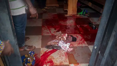 Al menos ocho muertos y 18 heridos en un ataque a una iglesia católica en Nigeria Al menos ocho muertos y 18 heridos en un ataque a una iglesia católica en Nigeria