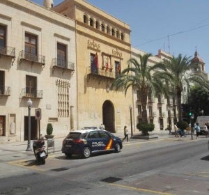 El balcón del Ayuntamiento de Elche será el escenario este lunes del Pregón de las fiestas patronales El balcón del Ayuntamiento de Elche será el escenario este lunes del Pregón de las fiestas patronales