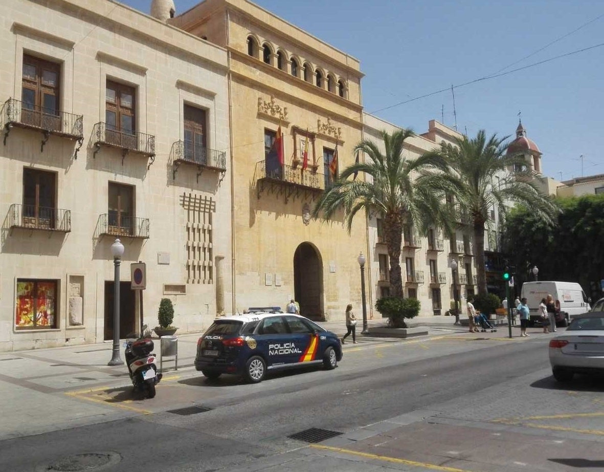 El tripartito de Elche da luz verde a un plan de inversiones de 19,5 millones de euros a la espera de encontrar el respaldo de la oposición El tripartito de Elche da luz verde a un plan de inversiones de 19,5 millones de euros a la espera de encontrar el respaldo de la oposición