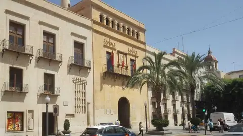 El balcón del Ayuntamiento de Elche será el escenario este lunes del Pregón de las fiestas patronales El balcón del Ayuntamiento de Elche será el escenario este lunes del Pregón de las fiestas patronales