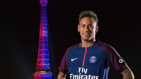 Neymar posa con la Torre Eiffel de fondo