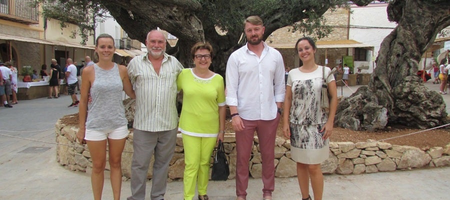 El alcalde de Sant Jordi, Ivan Sánchez, junto al jurado del concurso El alcalde de Sant Jordi, Ivan Sánchez, junto al jurado del concurso