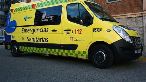 Ambulancia medicalizada de SACYL donde se transport&oacute; al menor fallecido