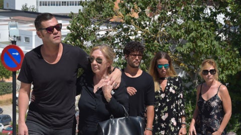 Fonsi Nieto, Marta Castro y Miguel Abell&aacute;n durante la incineraci&oacute;n 