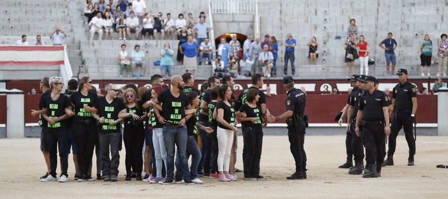 Los antitaurinos en el centro del ruedo de Las Ventas Los antitaurinos en el centro del ruedo de Las Ventas