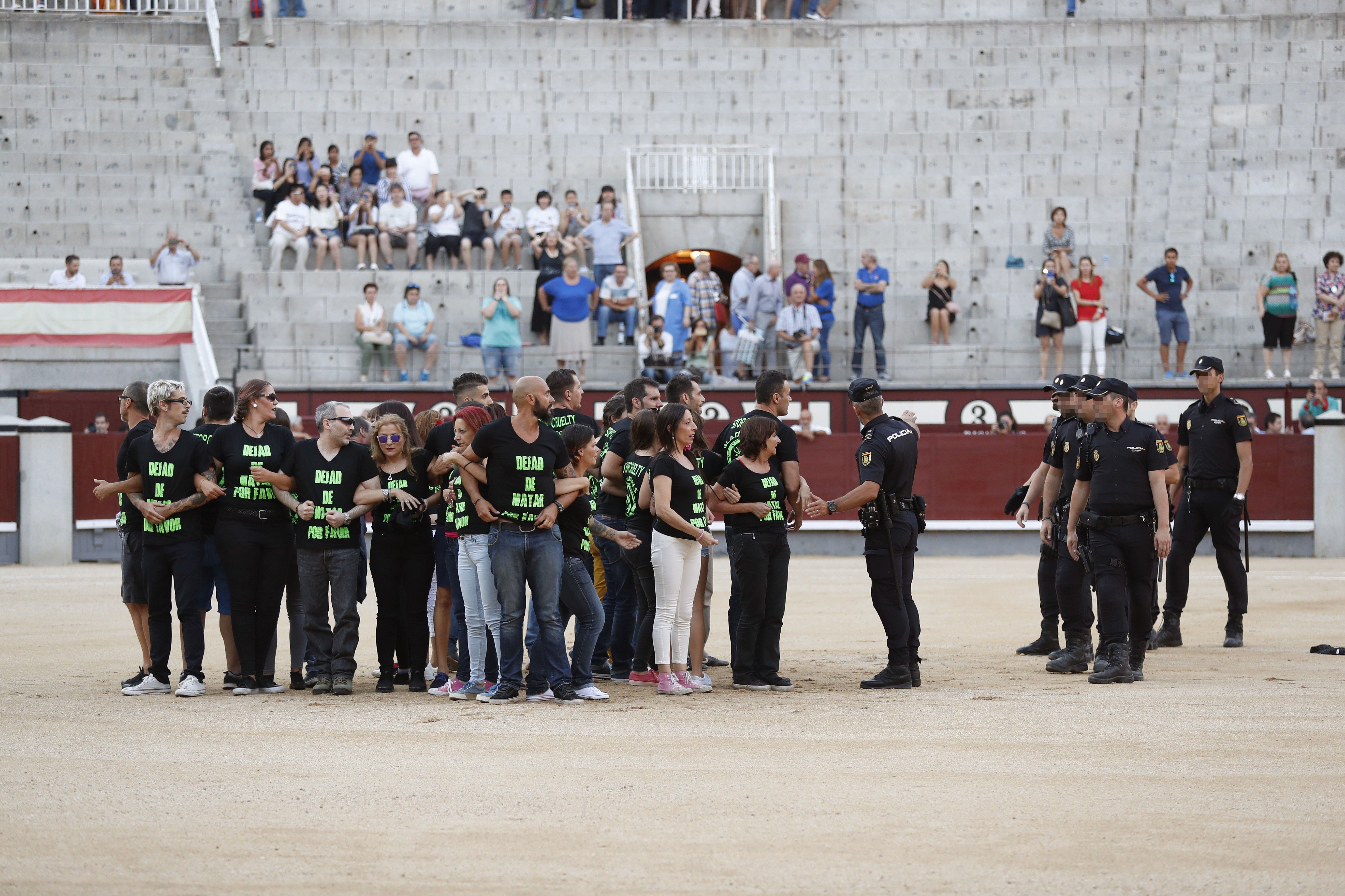 En libertad con cargos los 29 animalistas que saltaron el sábado pasado a la plaza de Las Ventas En libertad con cargos los 29 animalistas que saltaron el sábado pasado a la plaza de Las Ventas