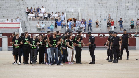 Los antitaurinos en el centro del ruedo de Las Ventas