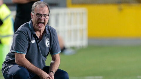 Marcelo Bielsa da instrucciones durante un partido