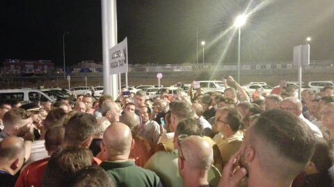 El alcalde de M&aacute;laga hablando con los taxistas en el real de la feria