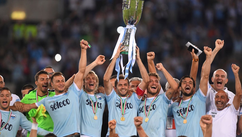 La Lazio levanta la Supercopa de Italia