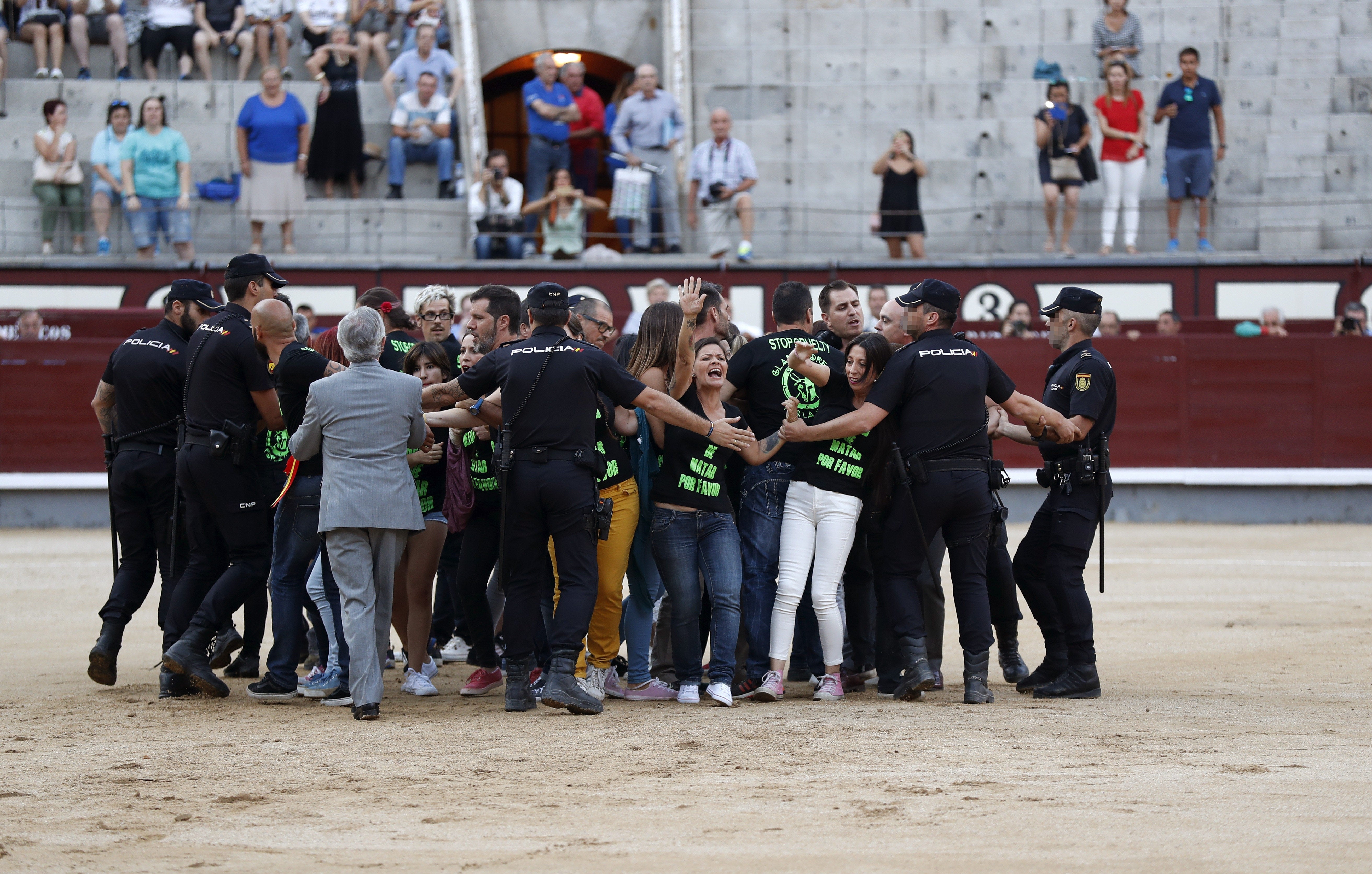Detenidos 29 antitaurinos tras saltar al ruedo de la plaza de toros de Las Ventas Detenidos 29 antitaurinos tras saltar al ruedo de la plaza de toros de Las Ventas
