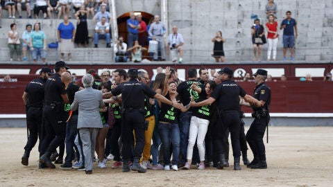 Un grupo de antitaurinos saltan al ruedo antes de la final del certamen de Novilladas Nocturnas