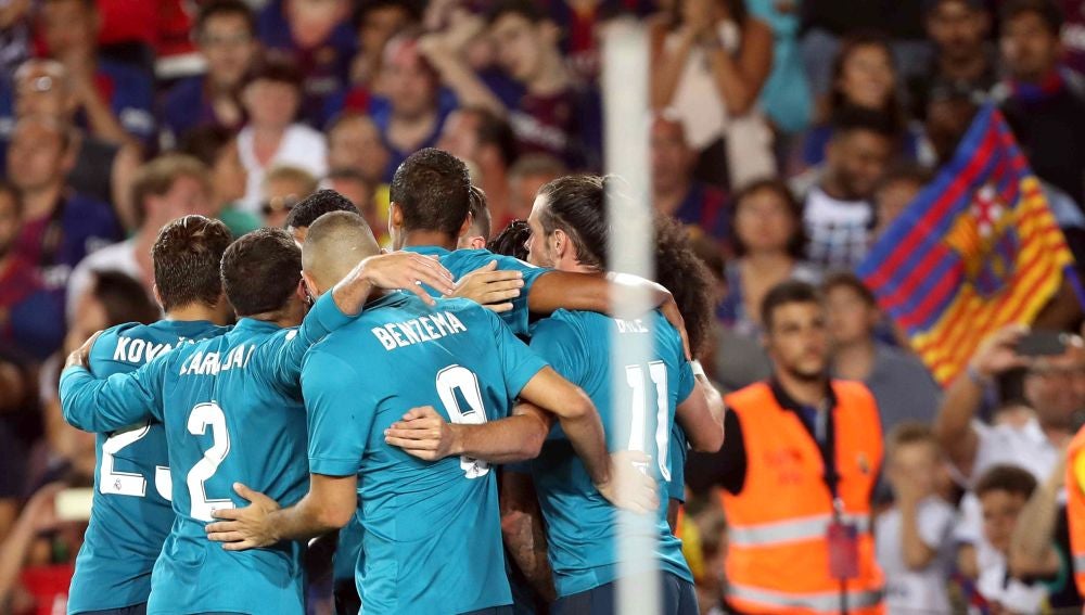 El Real Madrid celebra un gol en el Camp Nou