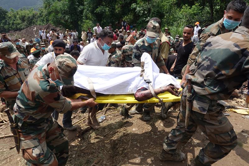 Un deslizamiento de tierra en el norte de la India deja 45 muertos Un deslizamiento de tierra en el norte de la India deja 45 muertos