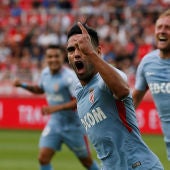 Radamel Falcao celebra un de los tres goles anotados ante el Dijon