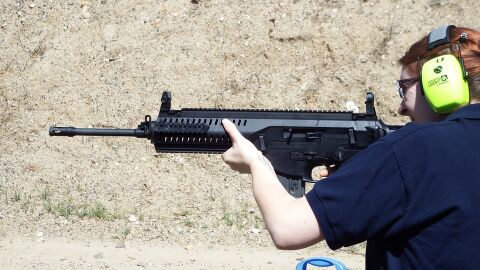 Mujer manejando una AR15