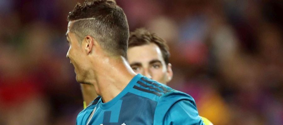 El colegiado expulsa a Cristiano Ronaldo en el Camp Nou El colegiado expulsa a Cristiano Ronaldo en el Camp Nou