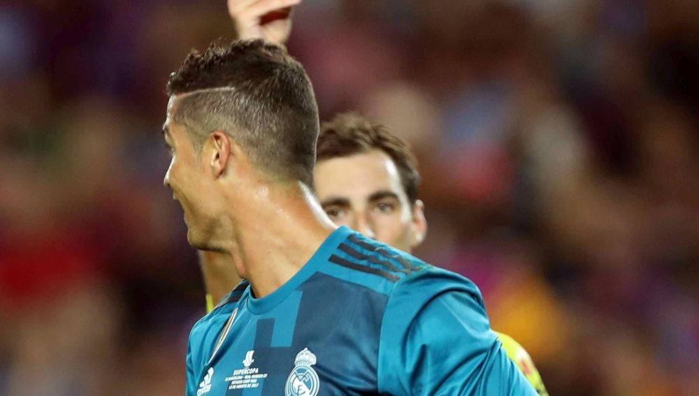El colegiado expulsa a Cristiano Ronaldo en el Camp Nou