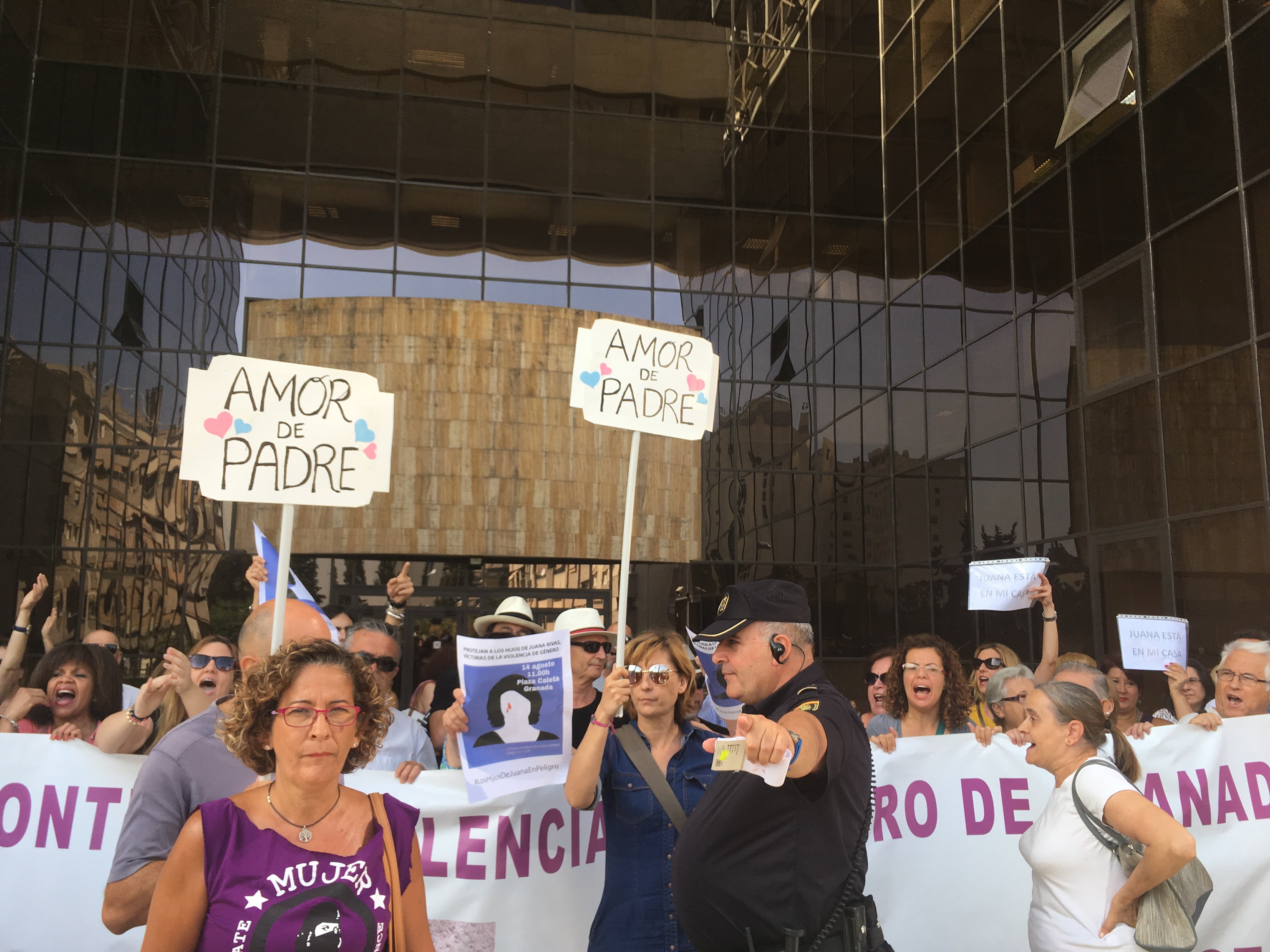 Tensión en la concentración en apoyo a Juana Rivas Tensión en la concentración en apoyo a Juana Rivas