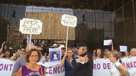 Tensión en la concentración a favor de Juana Rivas Tensión en la concentración a favor de Juana Rivas