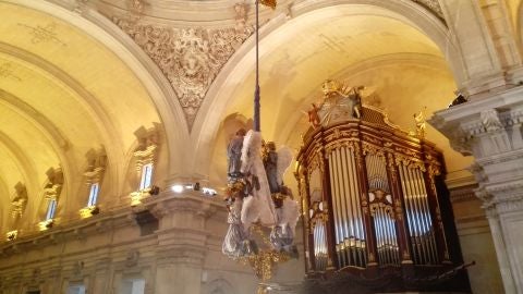 El Araceli, con la imagen de la Virgen, asciende al cielo