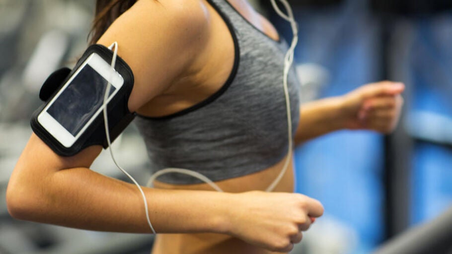 Mujer corriendo con su app para m&oacute;vil