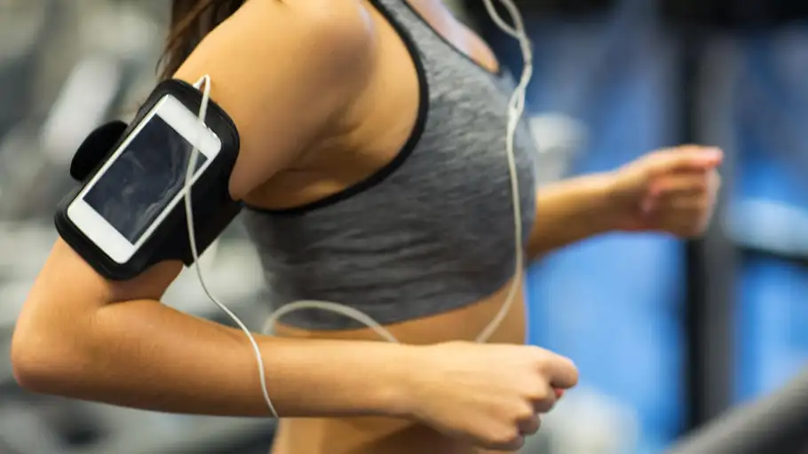 Mujer corriendo con su app para móvil Mujer corriendo con su app para móvil