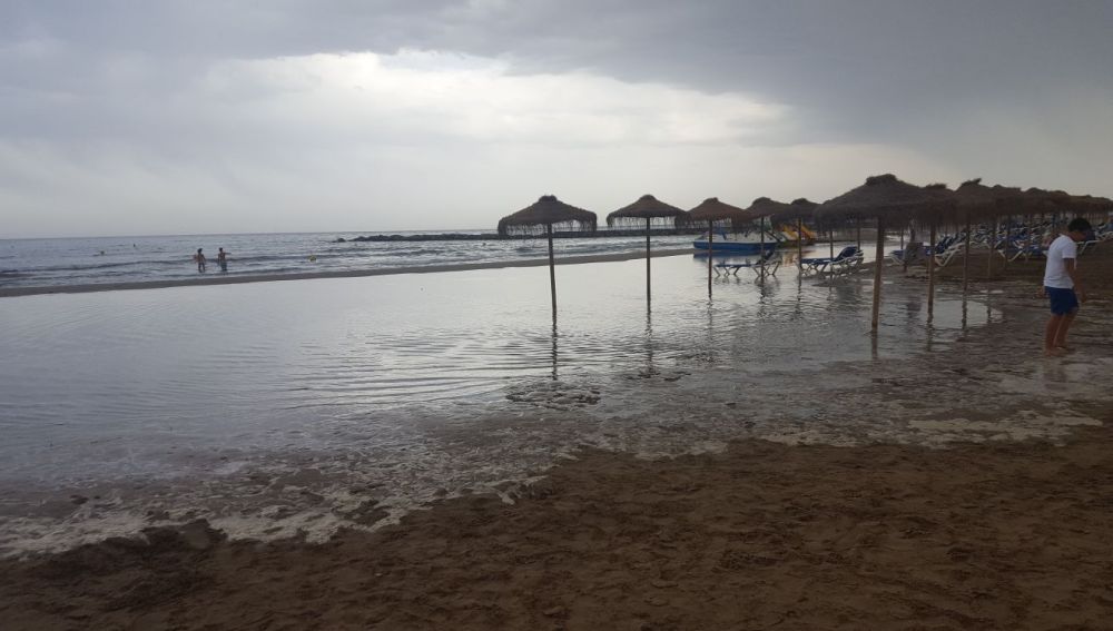 La Playa de la Almadraba perjudicada con la afección del mar.