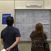 Varias personas una oficina de empleo Varias personas una oficina de empleo