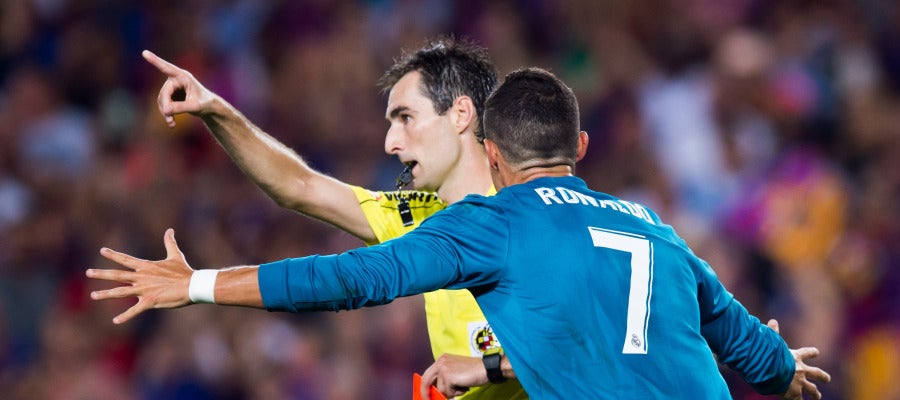 Cristiano Ronaldo protesta su expulsión a De Burgos Bengoetxea Cristiano Ronaldo protesta su expulsión a De Burgos Bengoetxea
