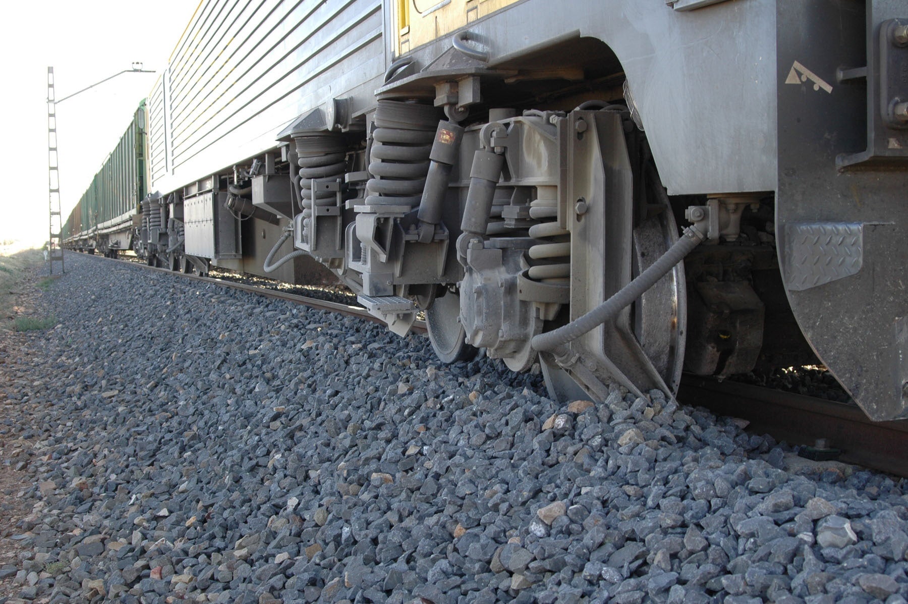 A dos días de la inauguración de la Variante de Pajares descarrila una locomotora en la vía A dos días de la inauguración de la Variante de Pajares descarrila una locomotora en la vía
