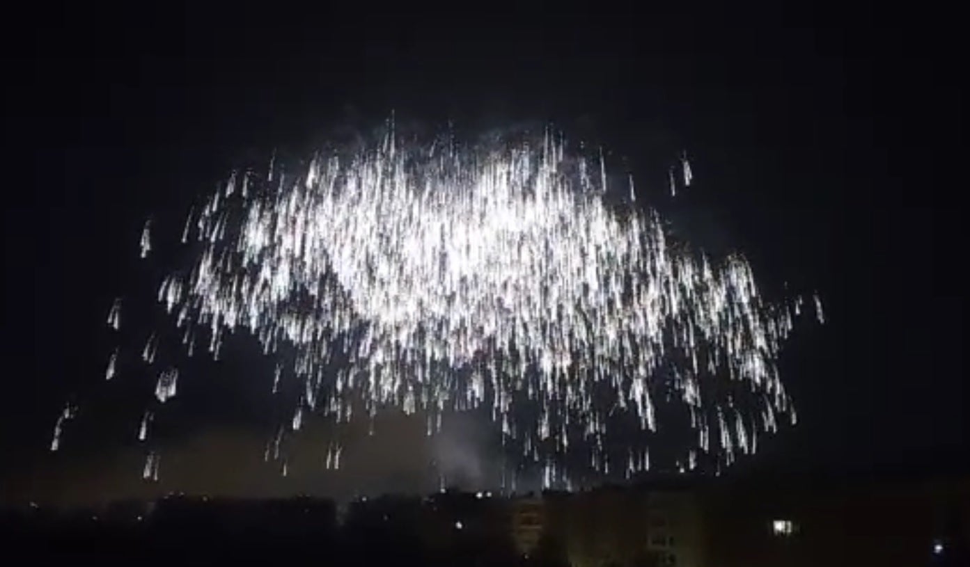 La Palmera de la Virgen con la que concluye la Nit de l'Albà vista desde el barrio de Altabix La Palmera de la Virgen con la que concluye la Nit de l'Albà vista desde el barrio de Altabix