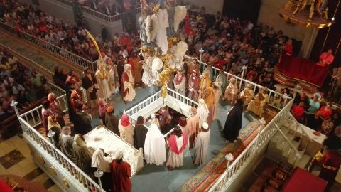 El Araceli desciende desde la c&uacute;pula de la Bas&iacute;lica de Santa Mar&iacute;a