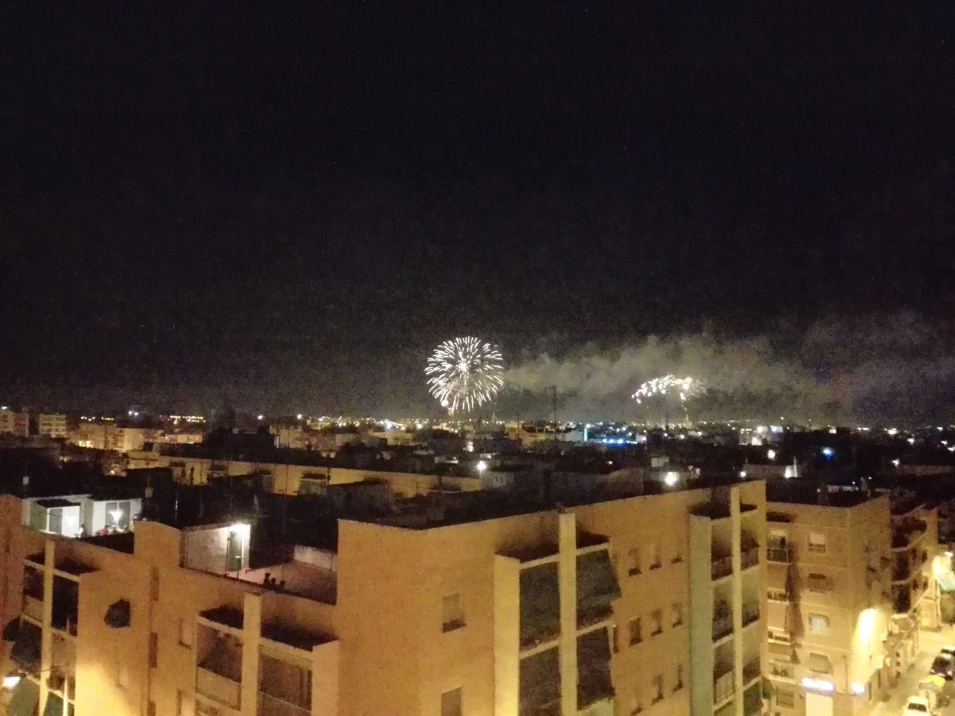 El espectáculo pirotécnico de la Nit de l'Albà se disfruta desde cualquier punto de la ciudad El espectáculo pirotécnico de la Nit de l'Albà se disfruta desde cualquier punto de la ciudad
