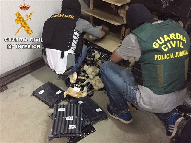 Tres arrestos permiten desmantelar una red de tráfico con 2.096 kilos de hachís Tres arrestos permiten desmantelar una red de tráfico con 2.096 kilos de hachís