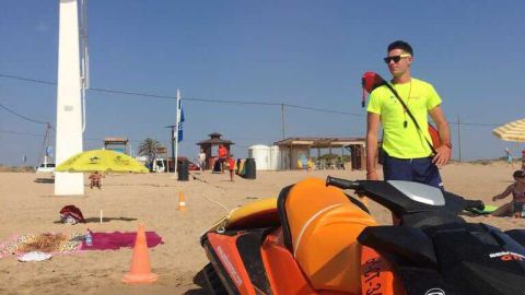 Un socorrista junto a una moto acu&aacute;tica de salvamento en las playas