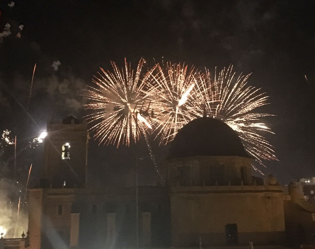 El Ayuntamiento de Elche abre la inscripción para participar en el lanzamiento de palmeras en la Nit de l'Albà El Ayuntamiento de Elche abre la inscripción para participar en el lanzamiento de palmeras en la Nit de l'Albà