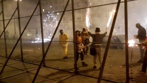 Carretilleros en la zona acatada para el lanzamiento de carretillas en Elche