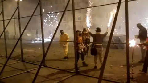 Carretilleros en la zona acatada para el lanzamiento de carretillas en Elche Carretilleros en la zona acatada para el lanzamiento de carretillas en Elche