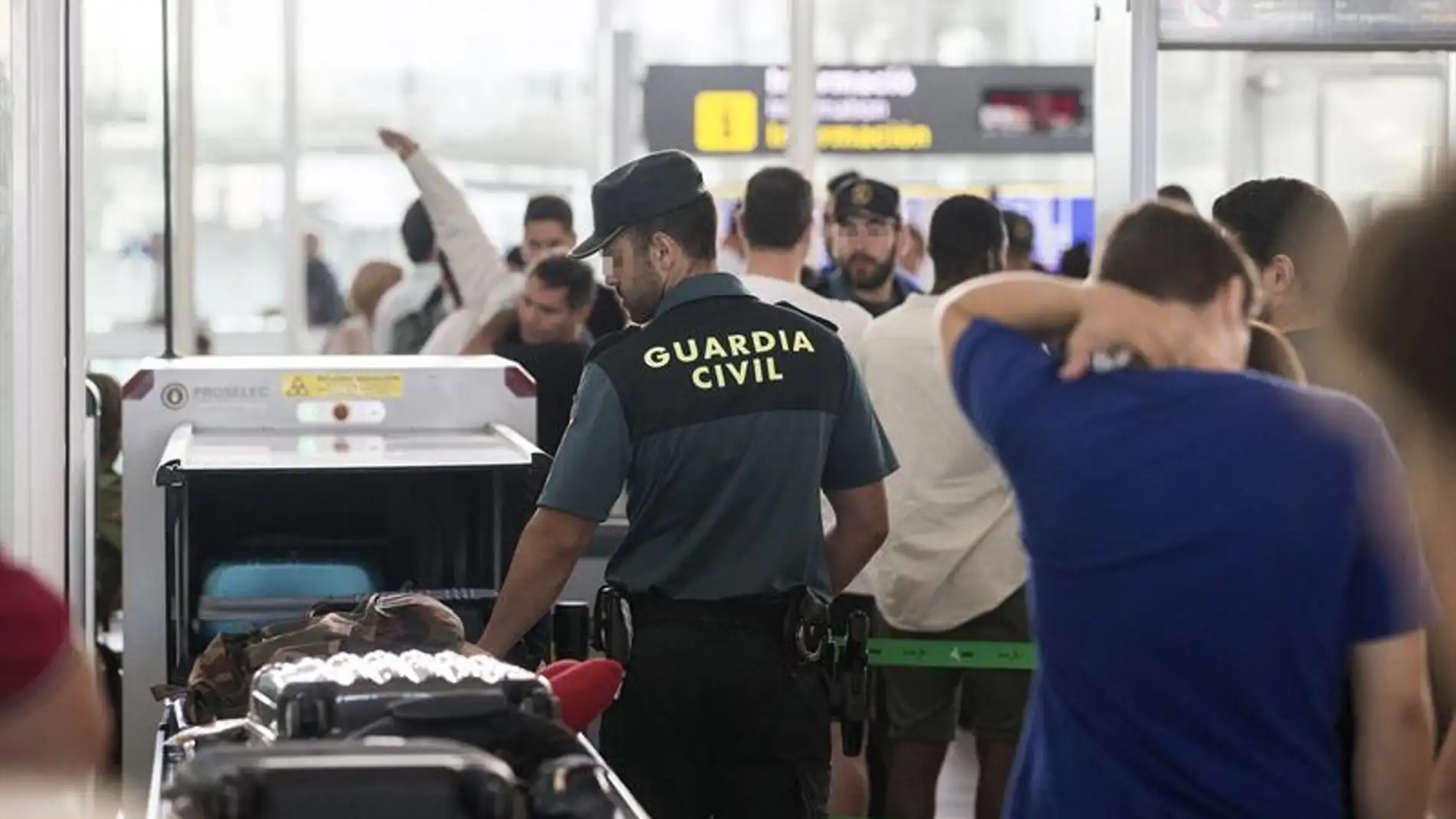 Un guardia civil en el control de equipajes en El Prat