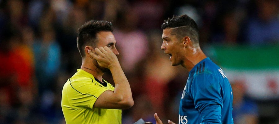 Cristiano Ronaldo protesta ante De Burgos Bengoetxea Cristiano Ronaldo protesta ante De Burgos Bengoetxea