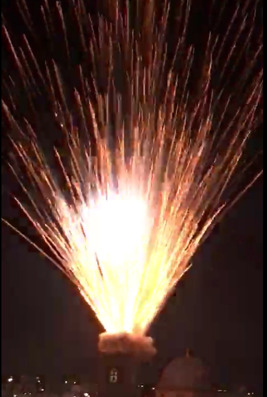 El lanzamiento de la Palmera de la Virgen de la Nit de l'Albà es espectacular El lanzamiento de la Palmera de la Virgen de la Nit de l'Albà es espectacular