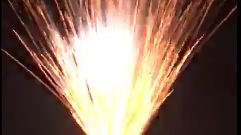 Momento en el que se dispara la Palmera de la Virgen de Elche Momento en el que se dispara la Palmera de la Virgen de Elche