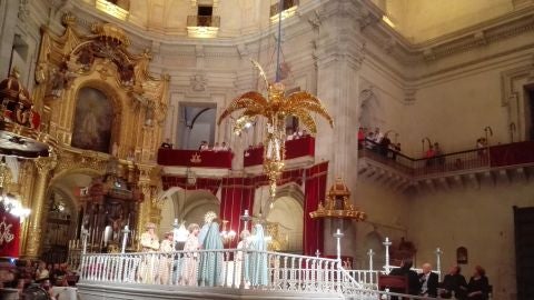 La Mangrana del Misteri d'Elx desciende con la palma de oropel.