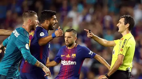 El árbitro De Burgos Bengoetxea, en el clásico de la Supecopa de España 2017 entre Barcelona y Real Madrid El árbitro De Burgos Bengoetxea, en el clásico de la Supecopa de España 2017 entre Barcelona y Real Madrid