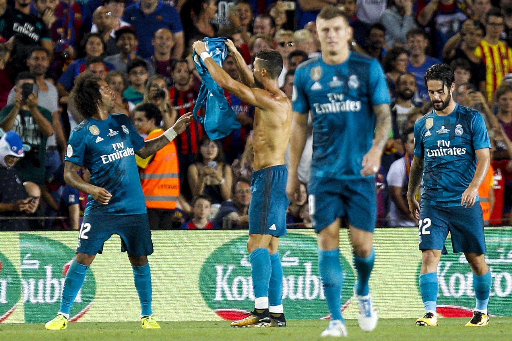 Cristiano Ronaldo imitó a Messi y enseñó su camiseta a la grada del Camp Nou Cristiano Ronaldo imitó a Messi y enseñó su camiseta a la grada del Camp Nou