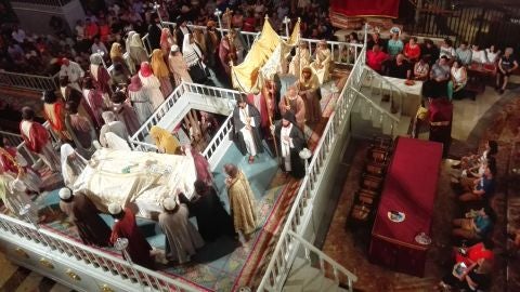 Momento del entierro de la Virgen en el Misteri d'Elx