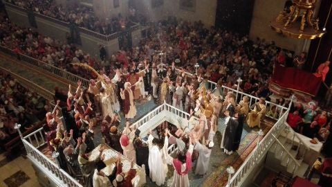 El acto de la coronaci&oacute;n concluye con una lluvia de oropel
