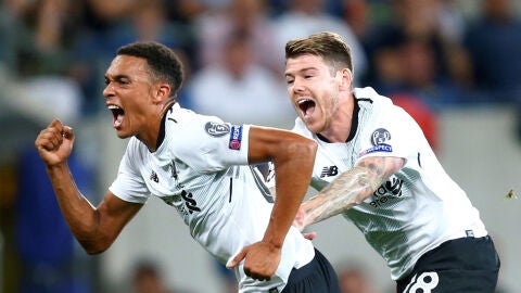 Alexander-Arnold y Alberto Moreno celebran un gol del Liverpool